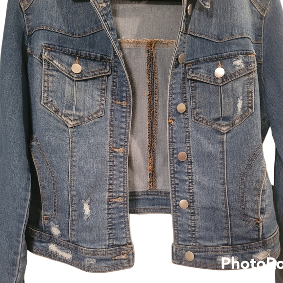 Denim Jacket by Tinsel Town NWT Medium Wash Distressed Cropped Size M - Picture 3 of 5